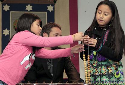 Dos niñas del colegio de San Ildefonso durante un ensayo del Sorteo de la Lotería de Navidad
