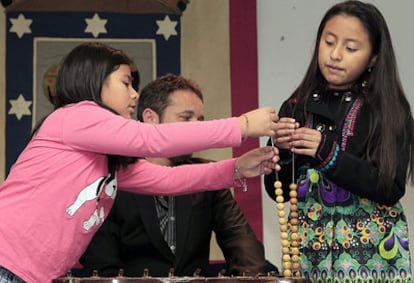 Dos niñas del colegio de San Ildefonso durante un ensayo del Sorteo de la Lotería de Navidad
