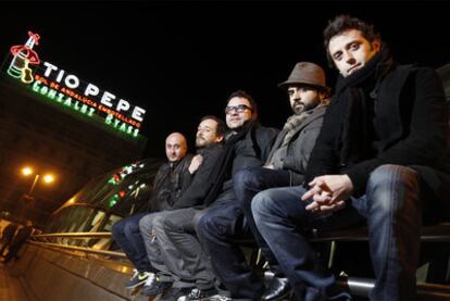 Los integrantes de Love of Lesbian anoche en la Puerta del Sol.