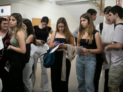 Estudiantes esperando a realizar el examen de Selectividad en Barcelona, el pasado mes de julio.