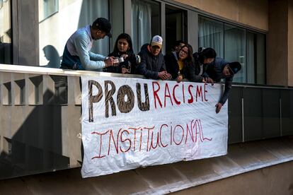 Pancarta colgada por los jovenes extutelados de la DGAIA en la Universidad de Girona.