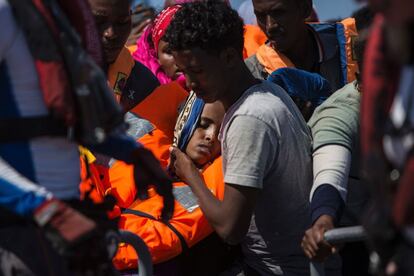 Un grupo de migrantes es rescatado por el barco de rescate 'Aquarius'  de las ONG 'SOS Mediterráneo' y 'Médicos Sin Fronteras', a 30 millas náuticas de las costas libias.