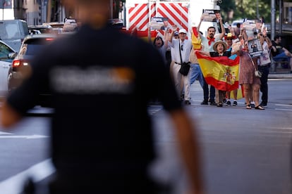 Varias personas protestan contra del presidente del Gobierno en las inmediaciones de la sede del PSOE en Madrid.