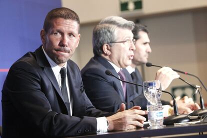Simeone junto al presidente de club, Enrique Cerezo, y José Luis Pérez Caminero, director deportivo, durante la rueda de prensa de presentación del nuevo técnico.