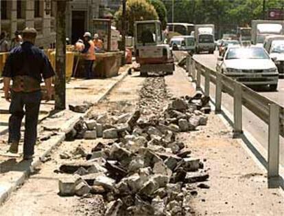 Zanjas abiertas por las obras en la Gran Vía.