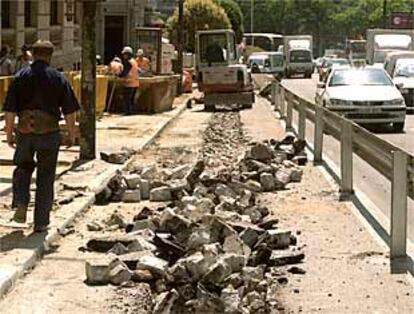 Zanjas abiertas por las obras en la Gran Vía.