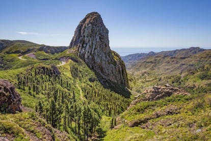 Vista del Roque de Agando y el valle de Benchijigua, en la isla canaria de La Gomera.  