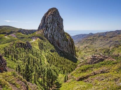 Vista del Roque de Agando y el valle de Benchijigua, en la isla canaria de La Gomera.  