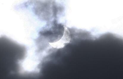 Els núvols han entelat l'eclipsi de Sol. Una imatge feta des de Girona.