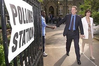 Tony Blair y su esposa, Cherie, se dirigen a votar en las elecciones municipales de ayer en el Reino Unido.