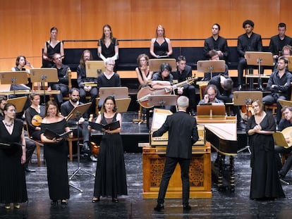 El Ensemble Correspondances y su director Sébastien Daucé (de espaldas, en el centro) durante la escena de la muerte de Eurídice (Caroline Weynants, a la derecha) y el lamento de las tres Dríades en la Cuarta Vigilia del 'Ballet royal de la Nuit'.