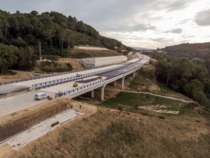 Puente elevado sobre el terreno inestable donde se produjo el deslizamiento, en la futura B40 o Cuarto Cinturón, a la altura de Viladecavalls.