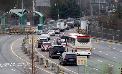 Vehículos con oficiales de Corea del Sur se dirigen hacia Kaesong, en Corea del Norte, donde se ubica la oficina de enlace entre los dos países.