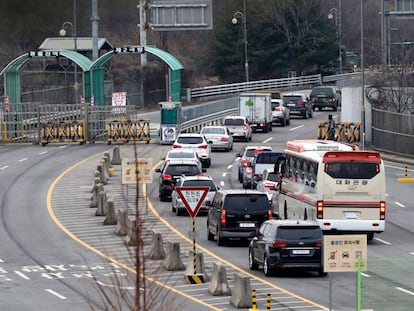 Vehículos con oficiales de Corea del Sur se dirigen hacia Kaesong, en Corea del Norte, donde se ubica la oficina de enlace entre los dos países.