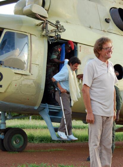 Albert Vilalta (con muleta) y Roque Pascual, al llegar a un aeropuerto militar en Uagadugú (Burkina Faso).