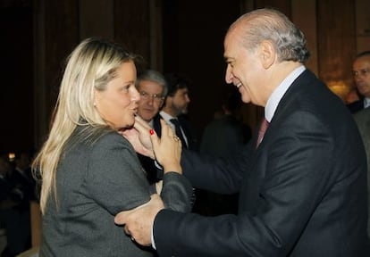 El ministro del Interior, Jorge Fernández Díaz, conversa con la presidenta de la Fundación de Víctimas del Terrorismo, Mari Mar Blanco, en la entrega en Madrid de los premios Guardia Civil 2012.