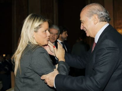 El ministro del Interior, Jorge Fernández Díaz, conversa con la presidenta de la Fundación de Víctimas del Terrorismo, Mari Mar Blanco, en la entrega en Madrid de los premios Guardia Civil 2012.