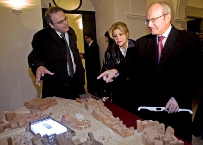 José Montilla, a la derecha, junto a Carmen Cervera y el alcalde de Sant Feliu de Guíxols, Pere Albó, observando la maqueta futuro Centro de Arte Carmen Thyssen- Bornemisza.