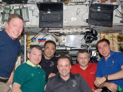 Los seis astronautas que actualmente forman la tripulación de la Estación Espacial Internacional (ISS): Mike Fossum, Alexandr Samokutyaev, Satoshi Furukawa, Ron Garan, andrei Borisenko y Sergei Volkov, (de izquierda a derecha).