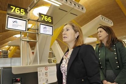 Pastor (izquierda), en el recién bautizado aeropuerto Adolfo Suárez Madrid-Barajas, junto a la directora de la infraestructura, Elena Mayoral.