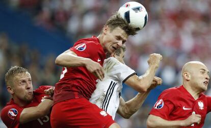 Piszczek cabecea ante Müller.