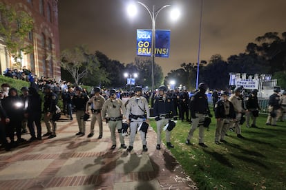 Policías en el campus de la UCLA, este 1 de mayo en la madrugada. La intervención se produjo después de que grupos de manifestantes proisraelíes vestidos de negro y con máscaras blancas se enfrentaran la pasada noche a los estudiantes instalados en un campamento en el recinto de la universidad para protestar por la guerra de Israel contra Hamás en Gaza.