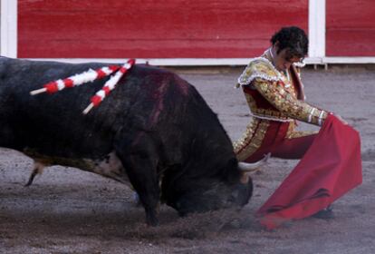 José Tomás lidia su primer toro de la tarde, de nombre <i>Vinatero</i> de 497kg de la ganadería de Santiago.