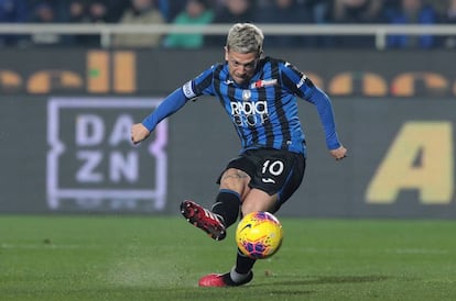 Papu Gómez, capitán y estrella del Atalanta, en un partido contra la Roma.