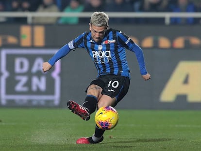 Papu Gómez, capitán y estrella del Atalanta, en un partido contra la Roma.