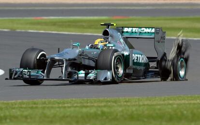 El coche de Hamilton, con la rueda trasera izquierda reventada.