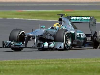 El coche de Hamilton, con la rueda trasera izquierda reventada.