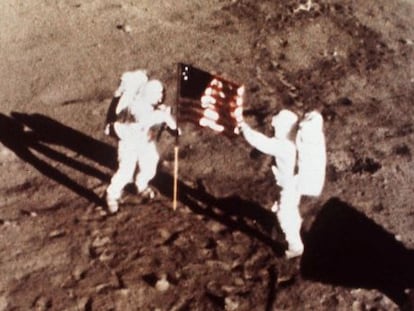 Neil Armstrong y Edwin E. Aldrin colocan la bandera de los Estados Unidos sobre la superficie lunar.