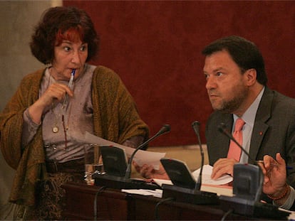 Paula Garvín (IU) y Alfredo Sánchez Monteseirín (PSOE), ayer, en el pleno municipal.