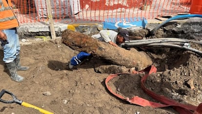 Trabajadores recuperan cañones de hierro, enterrados en Veracruz.