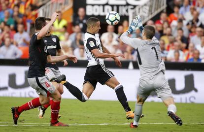 Rodrigo marca el tercer gol del Valencia.