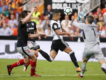 Rodrigo marca el tercer gol del Valencia.