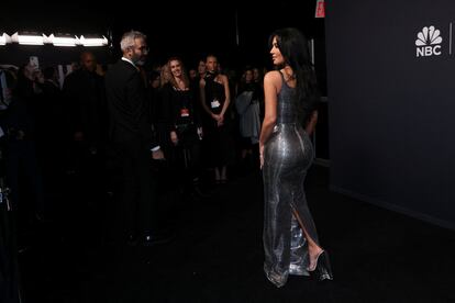 Kim Kardashian (California, 44 años) también acaparó todas las miradas durante la velada con su ceñidísimo vestido metálico. Sobre todo porque se vio a la estrella de la telerrealidad y empresaria muy a gusto con su expareja, el comediante y actor Pete Davidson (Nueva York, 31 años), a quien conoció cuando fue la anfitriona de uno de los programas de 'SNL' y de quien se separó en agosto de 2022.