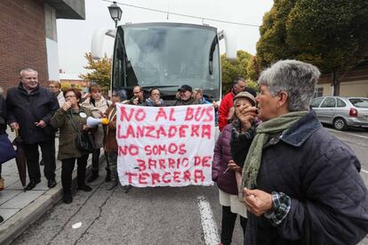 El bus que ha puesto el Ayuntamiento para llevar a los vecinos a Lanzadera.