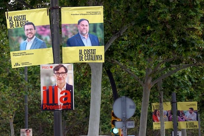 Carteles electorales de ERC y del PSC en una calle de L'Hospitalet (Barcelona), durante la campaña de los comicios autonómicos de mayo.