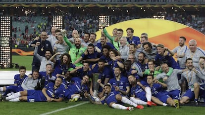 Jogadores do Chelsea posam com a taça da Europa League.