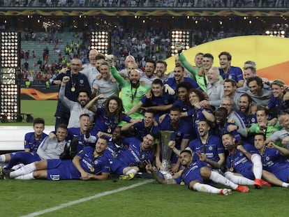 Jogadores do Chelsea posam com a taça da Europa League.