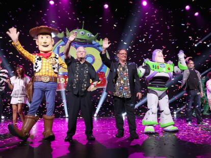 El compositor de &#039;Toy Story&#039;, Randy Newman, y el director John Lasseter en la convenci&oacute;n Disney 23, en Anaheim (California). 
