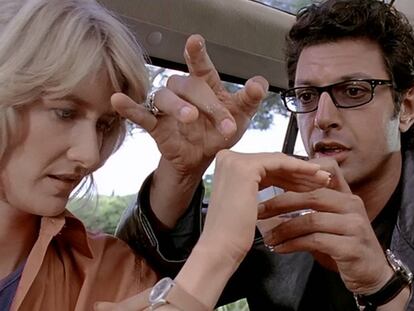 Fotograma de 'Parque Jurásico' con Jeff Goldblum y Laura Dern.