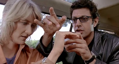 Fotograma de 'Parque Jurásico' con Jeff Goldblum y Laura Dern.