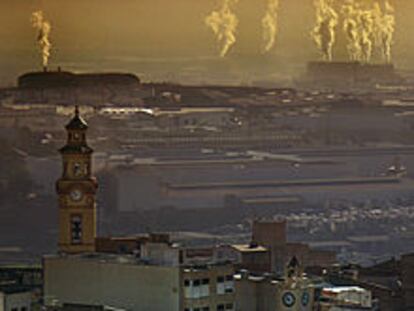 Una vista general de la zona de L'Alcora, con el humo de las fábricas de azulejos en el horizonte.