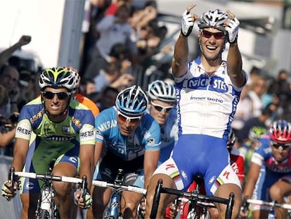 Tom Boonen celebra su triunfo en Córdoba, donde Bennati (a la izquierda) se puso el maillot de líder.