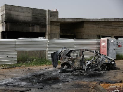 Un vehículo calcinado ante un centro dañado por el lanzamiento de drones por Hezbolá contra Arab al Aramshe, en el norte de Israel, este jueves.