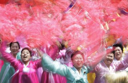 Mujeres de Corea del Norte aclaman y animan mientras miran al líder Kim Jong- un.