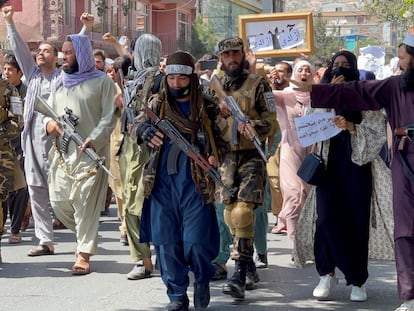 Milicianos talibanes vigilaban una protesta en Kabul, este martes.