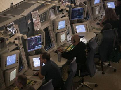 Sala de control del Centro de gestión aérea de la región este de España, en Gavà (Barcelona).